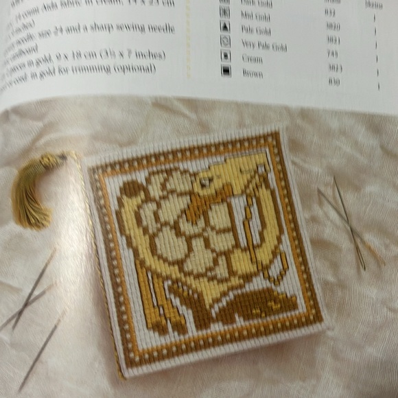 Book - Celtic Cross Stitch by Anne Orr & Lesley Clarke 2001 - Picture 14 of 16